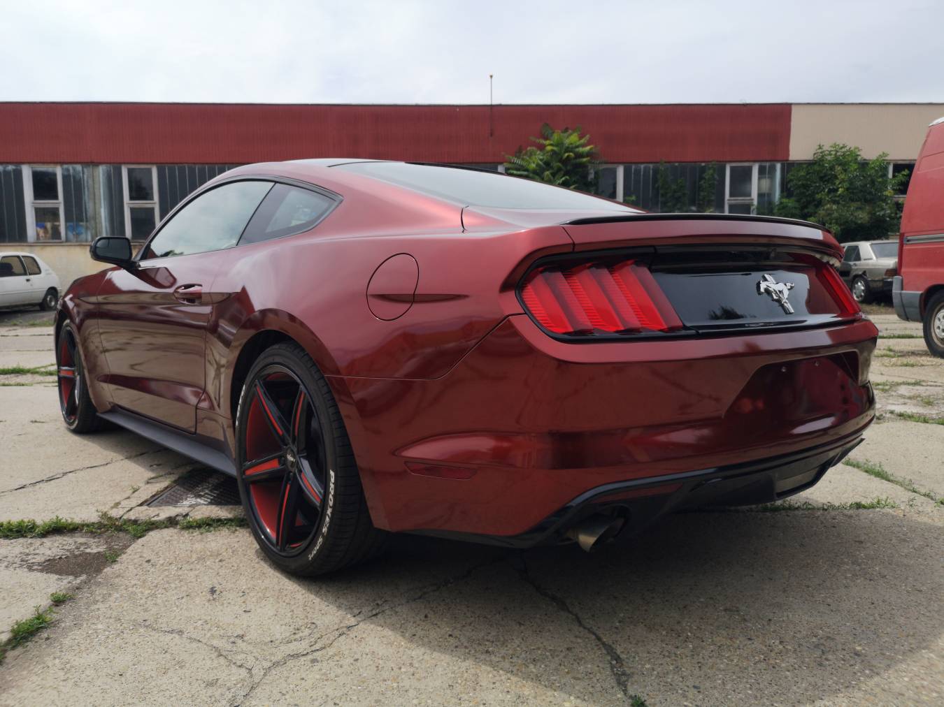 Ford Mustang autófóliázás Teckwrap GAL26-HD Supreme Red autófólia felhasználásával 1 - Fotó