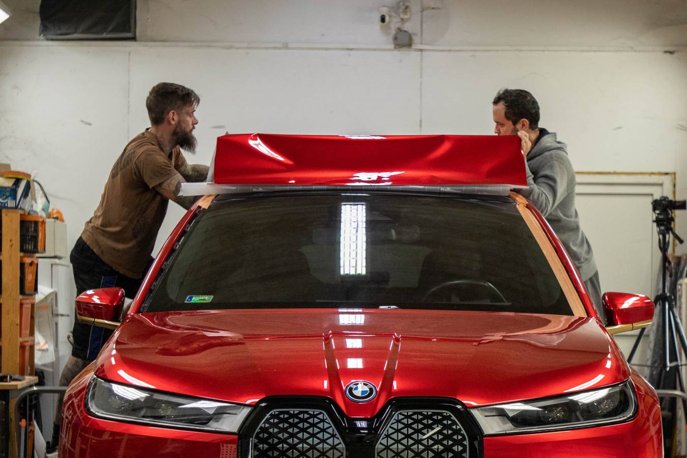 Teckwrap GAL01R-HD True Blood metál piros autófólia - 8 - Kép BMW fóliázás BMW IX Teckwrap GAL01-R True Blood BMW fólia Budapest 1 - Fotó