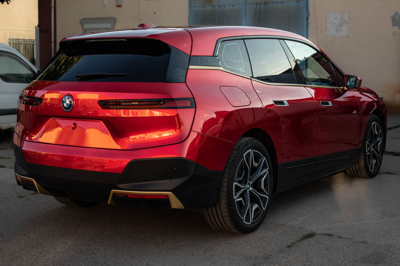 Teckwrap GAL01R-HD True Blood metál piros autófólia - 9 - Kép BMW fóliázás BMW IX Teckwrap GAL01-R True Blood BMW fólia Budapest 2 - Fotó