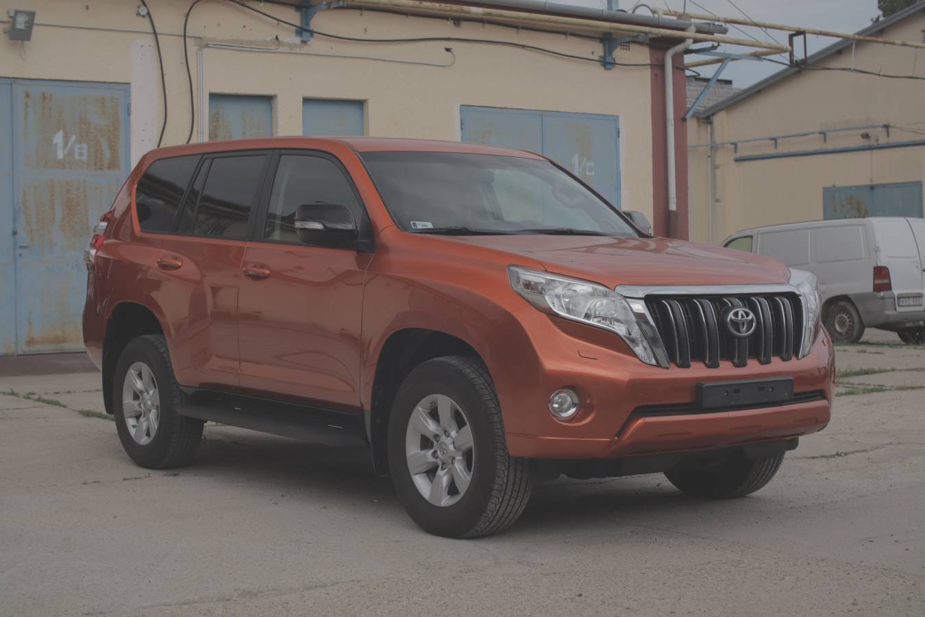 Teckwrap GAL06-HD Paprika Orange metál narancssárga autófólia - 2 - Kép Toyota Landcruiser Teckwrap GAL06-HD Paprika Orange autófólia felhasználásával 2 - Fotó