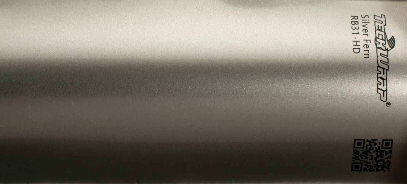 Teckwrap RB31-HD Silver Fern autófólia - Kép Teckwrap RB31-HD Silver Fern gyöngyház páfrányfenyő ezüst színes autófólia - Fotó